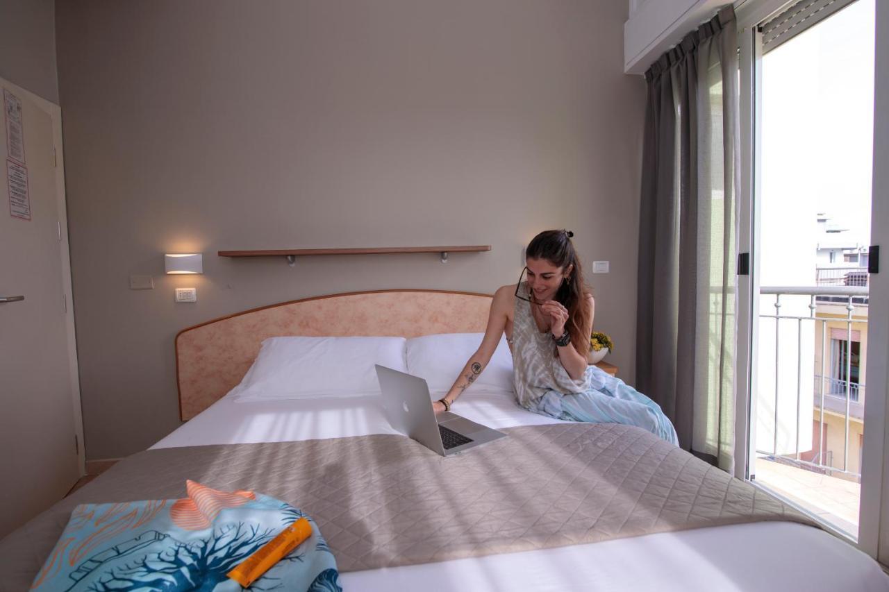 Hotel Holland Римини Экстерьер фото