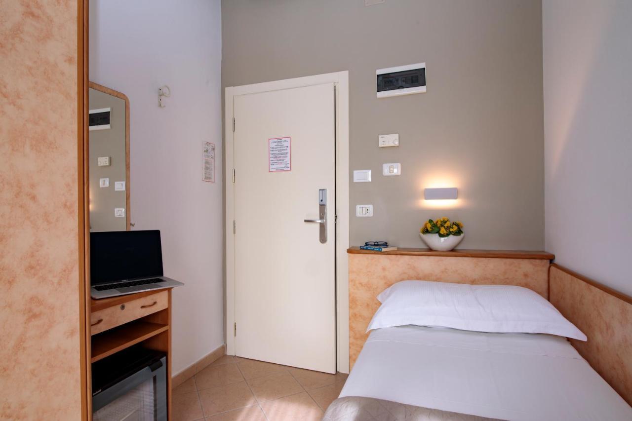 Hotel Holland Римини Экстерьер фото