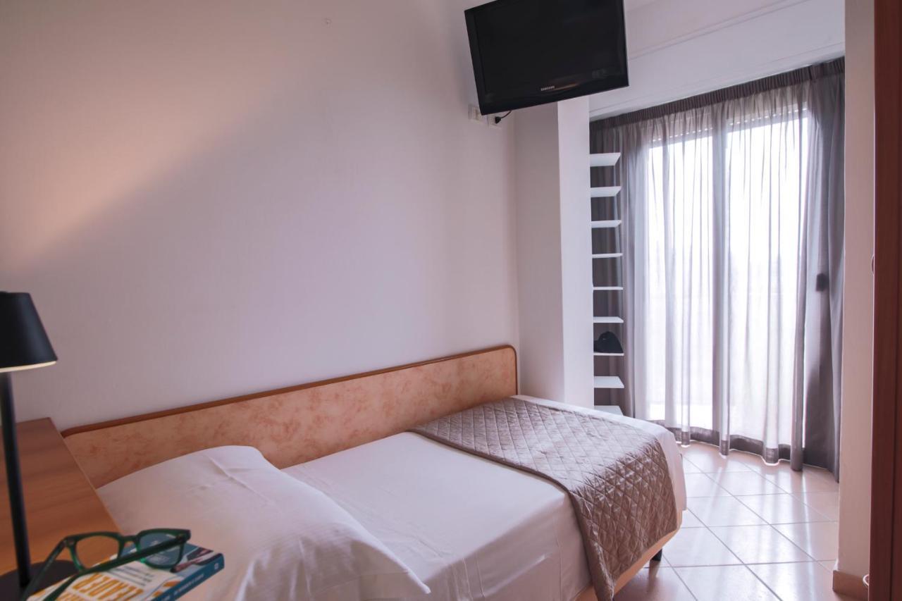 Hotel Holland Римини Экстерьер фото